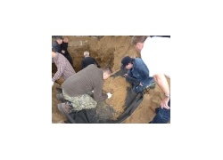 22.08.2011 r. - Góra Strękowa, ostatni etap ekshumacji-18